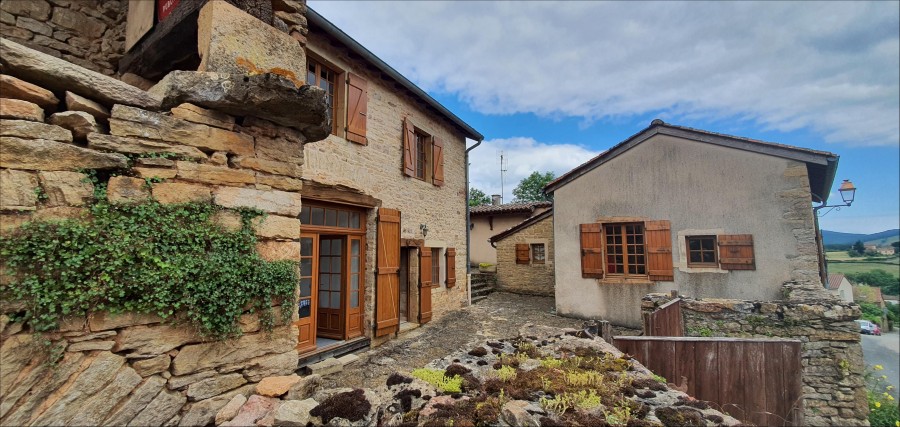 Maison en pierres centre village à 5mn de Cluny